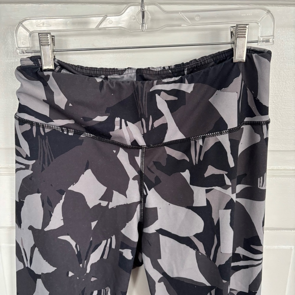 Tahari Abstract Black and Gray Leggings